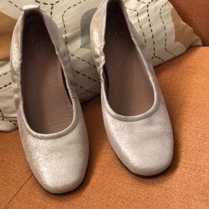 Clarks unstructured ballerina slippers in gold size 11
